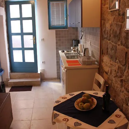 Apartman Lira - *